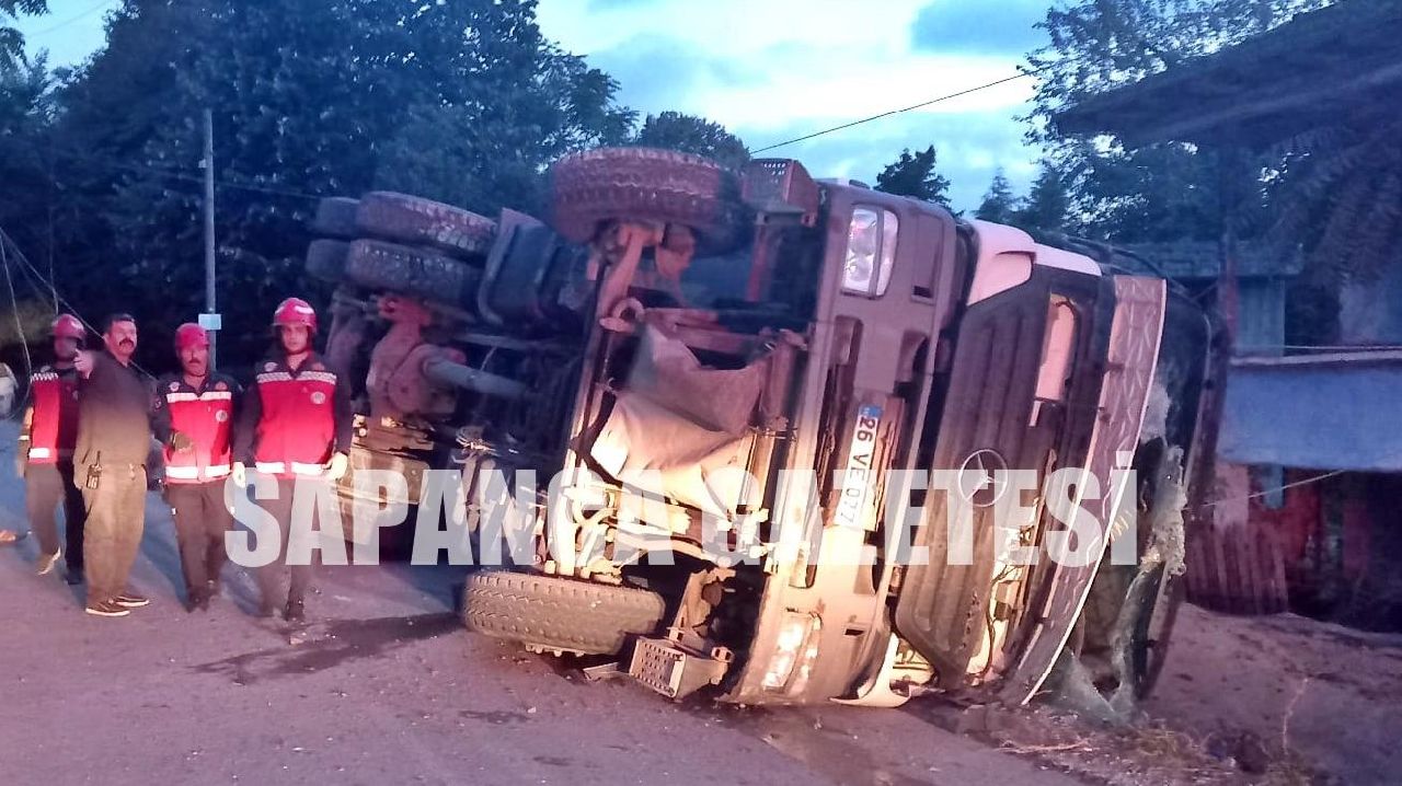 FRENİ BOŞALAN KAMYON DEVRİLDİ