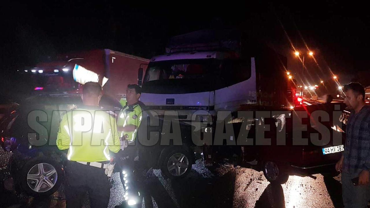 SAPANCA'DA ZİNCİRLEME TRAFİK KAZASI: 8 YARALI