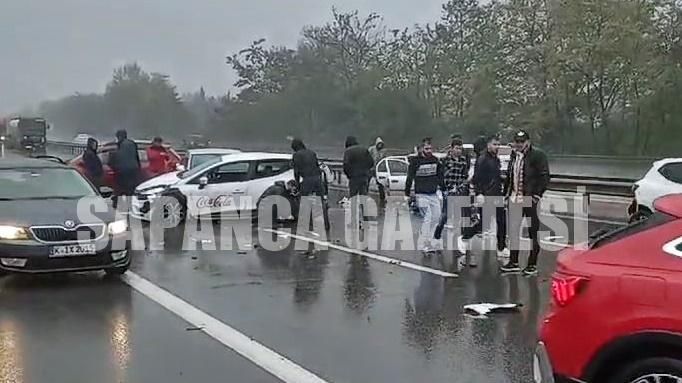 23 ARAÇ BİRBİRİNE GİRDİ: 17 YARALI