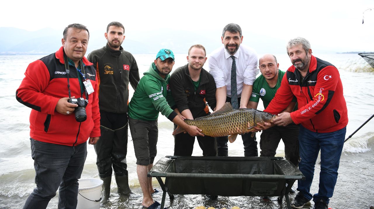 EN BÜYÜK BALIĞI TUTMAK İÇİN YARIŞIYOR