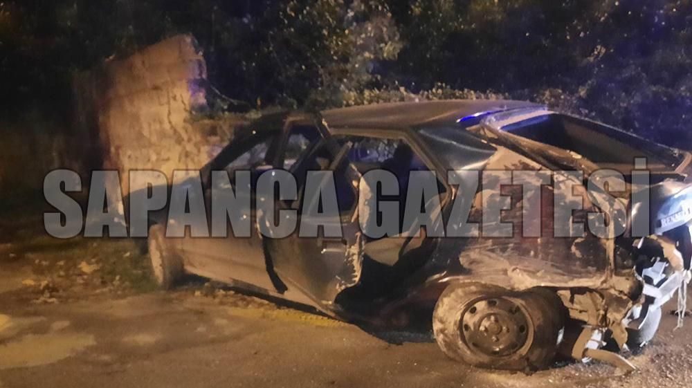 GENÇLERİN ARABA GEZİNTİSİ KAZAYLA SON BULDU:  5 YARALI