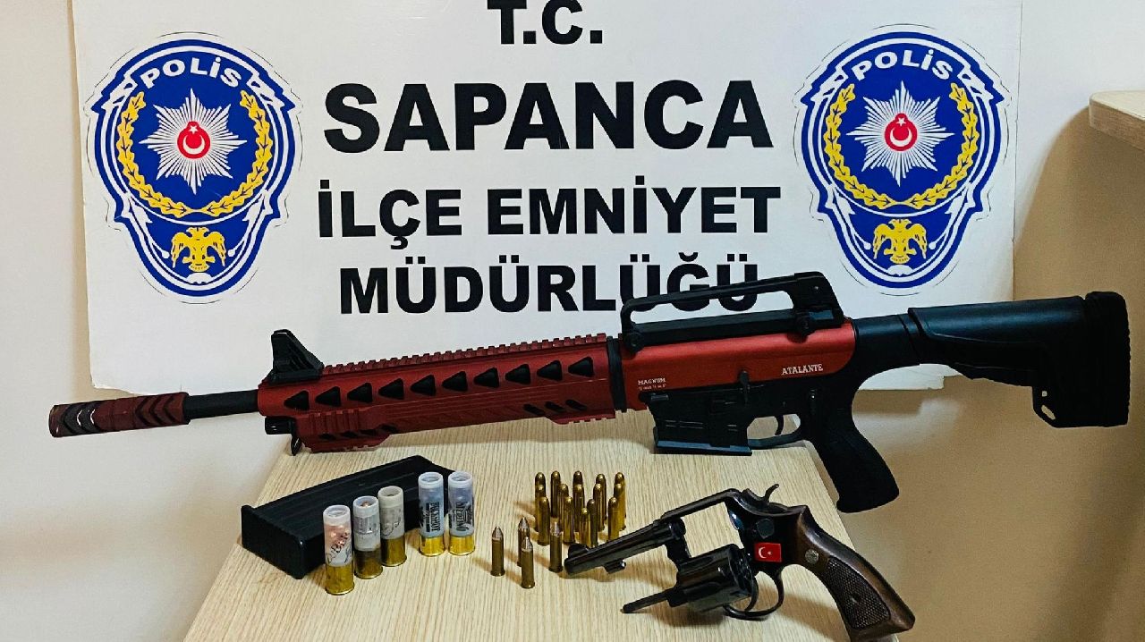 RUHSATSIZ TÜFEK VE TABANCA ELE GEÇİRİLDİ