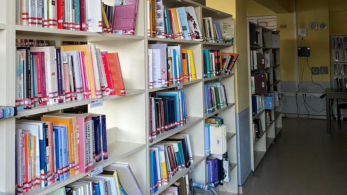 HALK KÜTÜPHANESİNDE KİTAPLAR RAFLARDA TOZLANIYOR