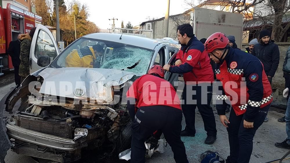 SAPANCA'DA TRAFİK KAZASI: 2 YARALI