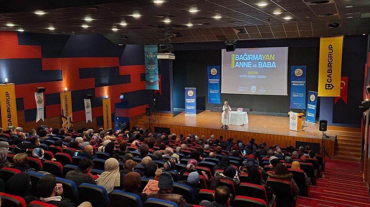 HATİCE KÜBRA TONGAR SAPANCA'DA SEVENLERİYLE BULUŞTU