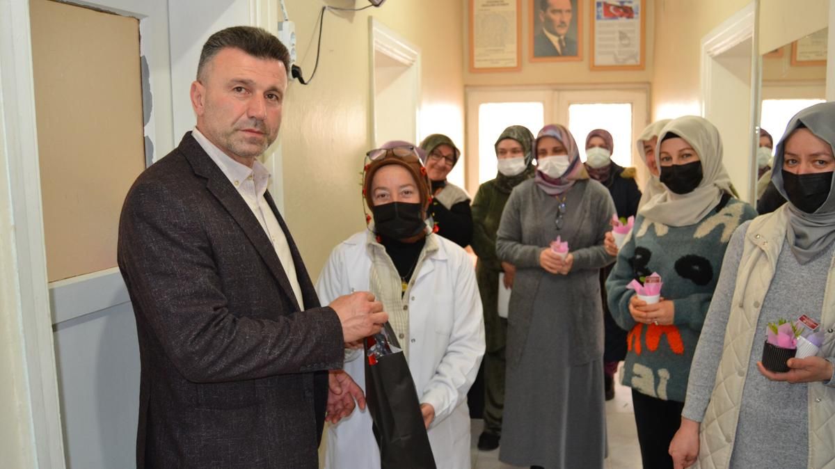 BAŞKAN ÖZEN, DÜNYA KADINLAR GÜNÜ'NDE ÇİÇEK DAĞITTI