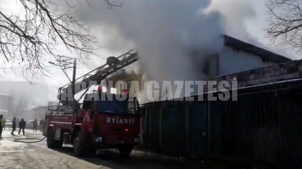 SAPANCA'DA 2 KATLI EVDE YANGIN ÇIKTI