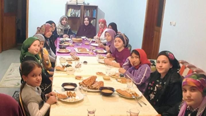 SAPANCA'DAKİ KUR'AN KURSU ÖĞRENCİLERİ İFTARDA BULUŞTU