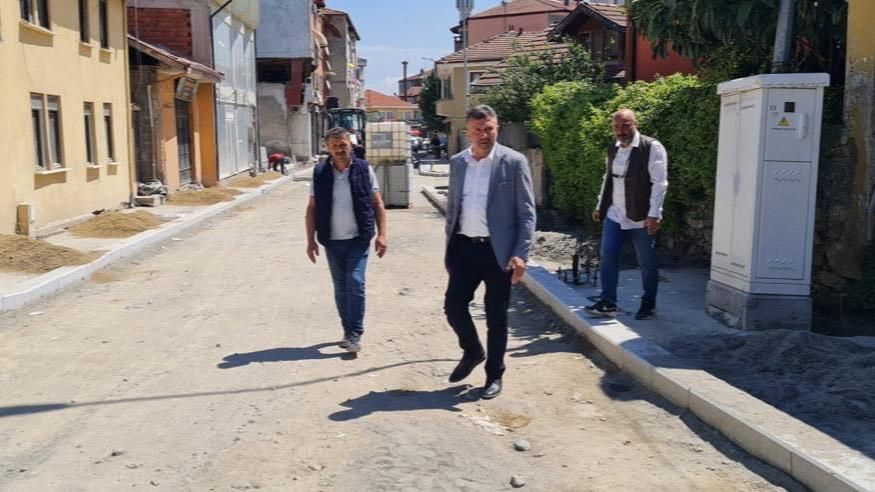 KAYACAN CADDESİ'NDE YENİLEME ÇALIŞMALARI DEVAM EDİYOR