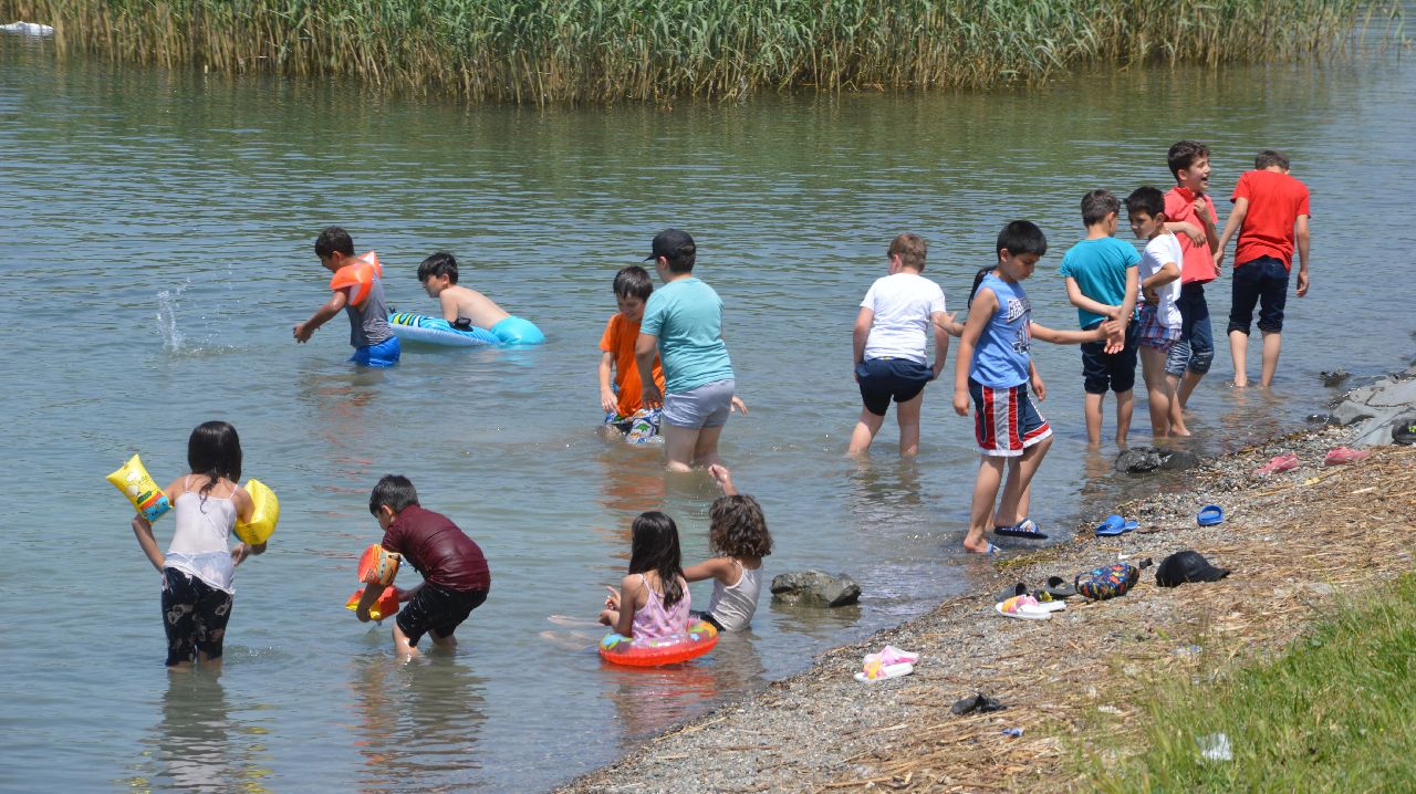 SAPANCA'DA SICAK HAVANIN TADINI ÇOCUKLAR ÇIKARDI