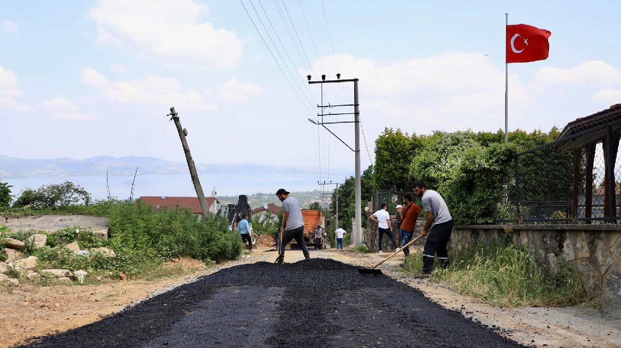 SAPANCA MAHMUDİYE'YE GÜÇLÜ ALTYAPI VE 200 TON ASFALT