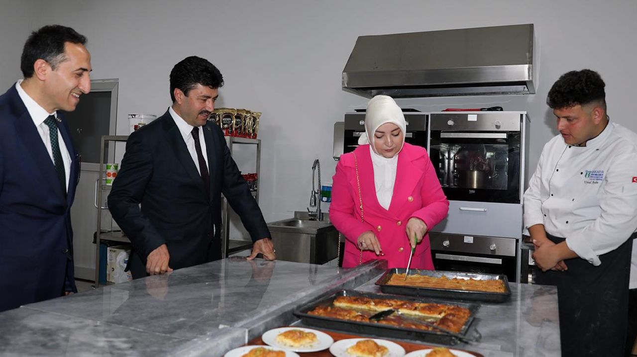 ÖĞRENCİLERİN YÖRESEL LEZZETLERİ ÖDÜLLENDİRİLDİ