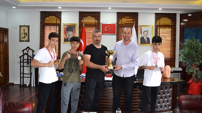 BAŞKAN YARDIMCISI ARKAN ŞAMPİYONLARI AĞIRLADI