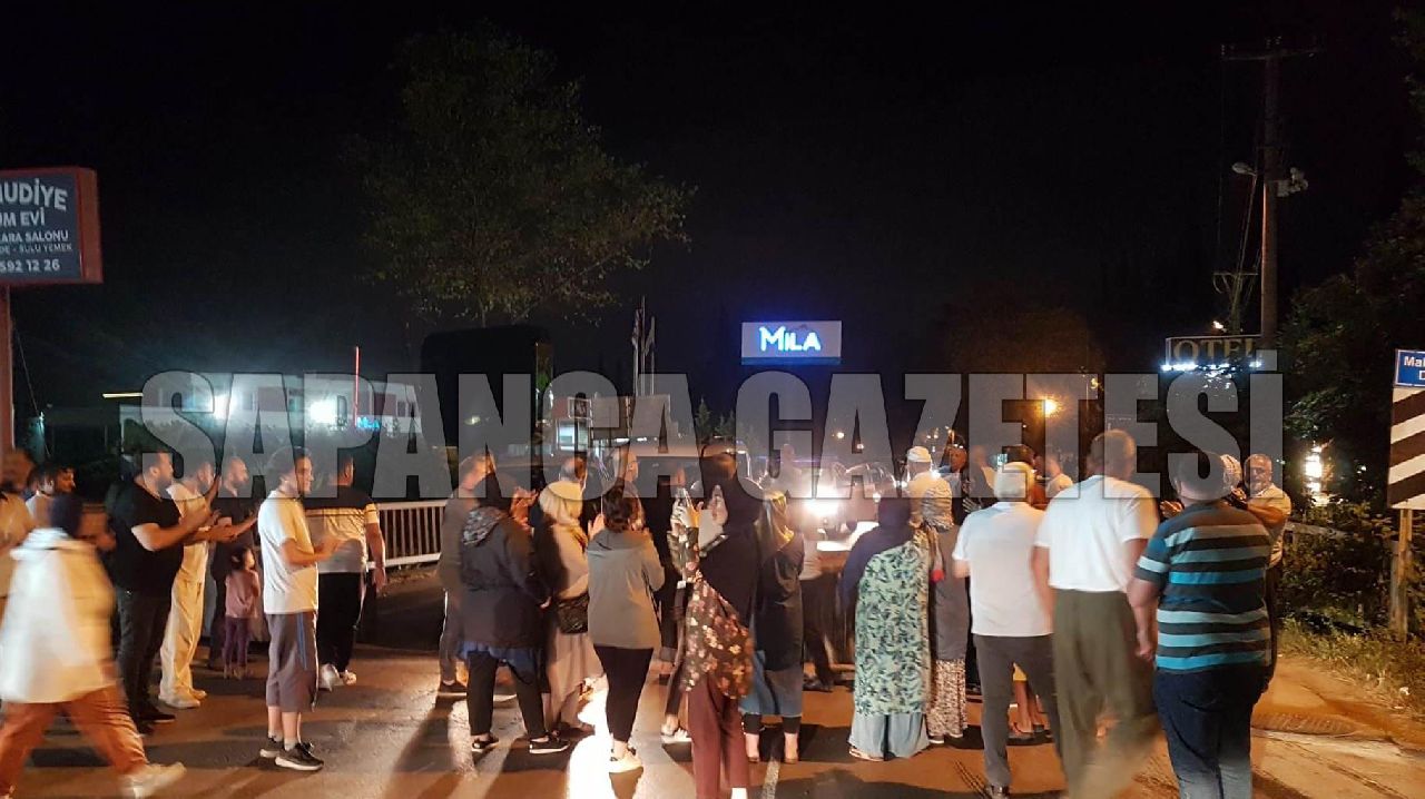 SAPANCA'DA VATANDAŞLAR SAPANCA-KOCAELİ YOLUNU TRAFİĞE KAPATTI