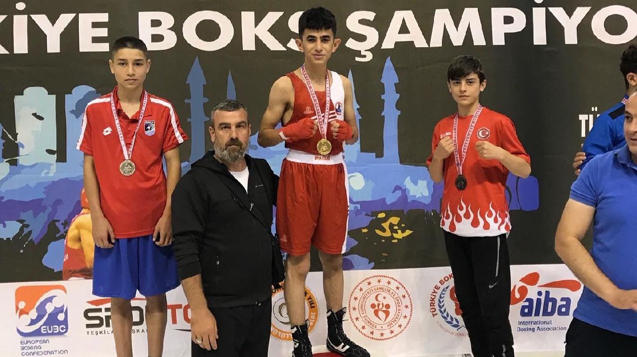 REFİK TUNCER BOKSTA ŞAMPİYON OLDU