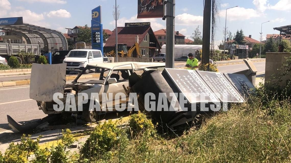 SAPANCA'DA TABELAYA ÇARPAN OTOMOBİL SÜRÜCÜSÜ YARALANDI
