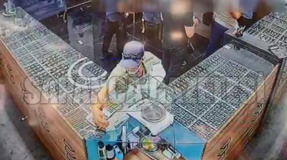 ÖNCE GÖZLÜĞÜNÜ TAKTI SONRA ALTINLARI CEBE ATTI