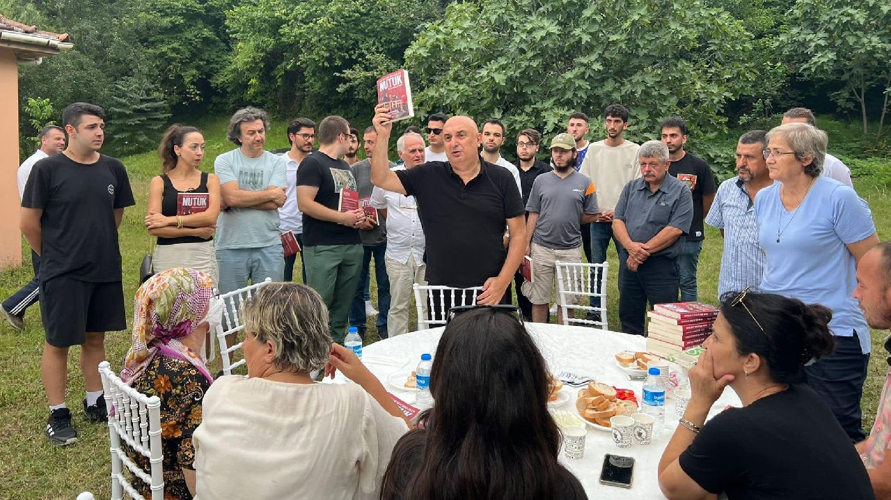 CHP'Lİ ÖZKOÇ SAPANCA'DA PARTİLİ GENÇLERE NUTUK DAĞITTI