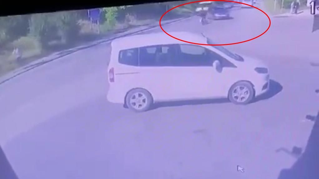 MOTOSİKLET SÜRÜCÜSÜNÜN AĞIR YARALANDIĞI KAZA KAMERADA
