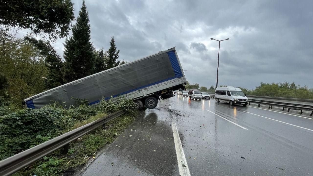 TEM OTOYOLUNDA TRAFİĞİ KİLİTLEYEN KAZA
