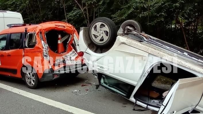 SAPANCA'DA KARAYOLLARI EKİBİNE OTOMOBİL ÇARPTI: 4 YARALI