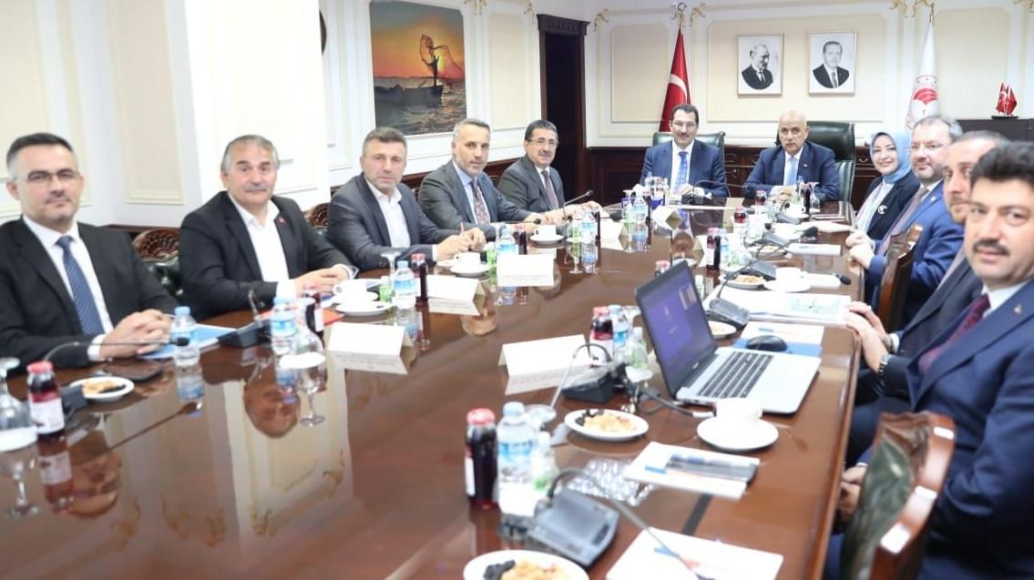 AK PARTİ HEYETİNDEN TARIM VE ORMAN BAKANI KİRİŞCİ'YE ZİYARET