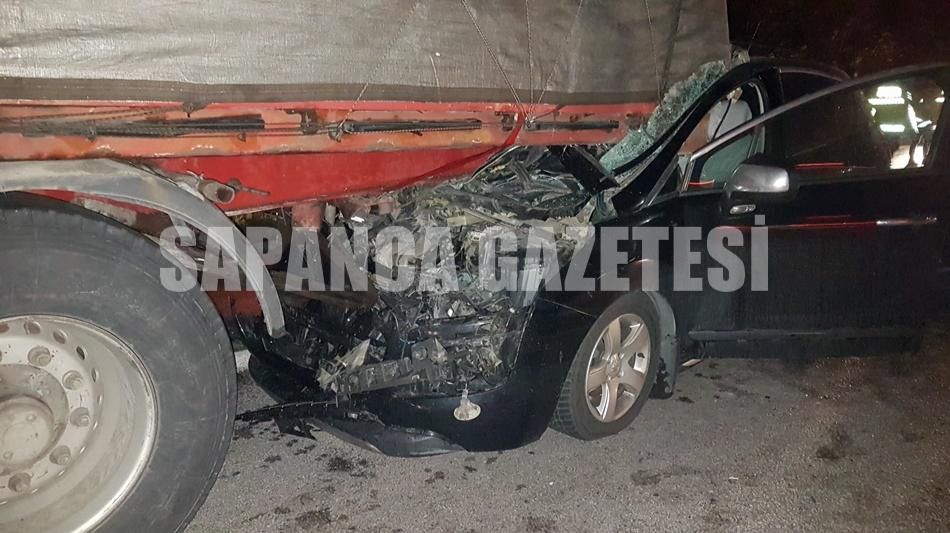 SAPANCA'DA TIR'A ÇARPAN OTOMOBİLDEKİ KARI KOCA YARALANDI