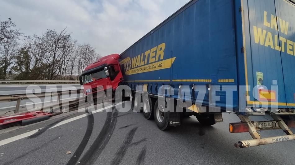 OTOYOLDA MAKASLAYAN TIR BARİYERLERE ÇARPTI: 1 YARALI