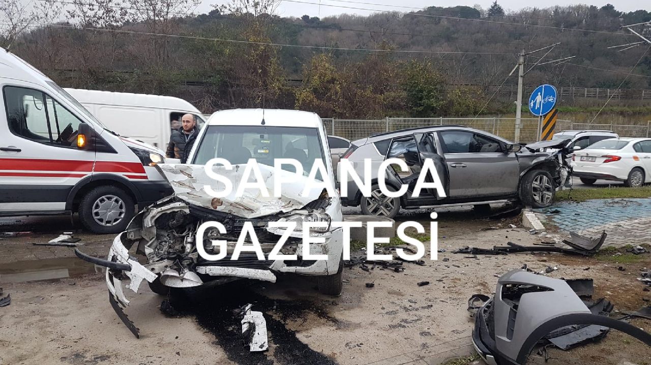 SAPANCA YOLUNDA FECİ KAZA: 7 YARALI