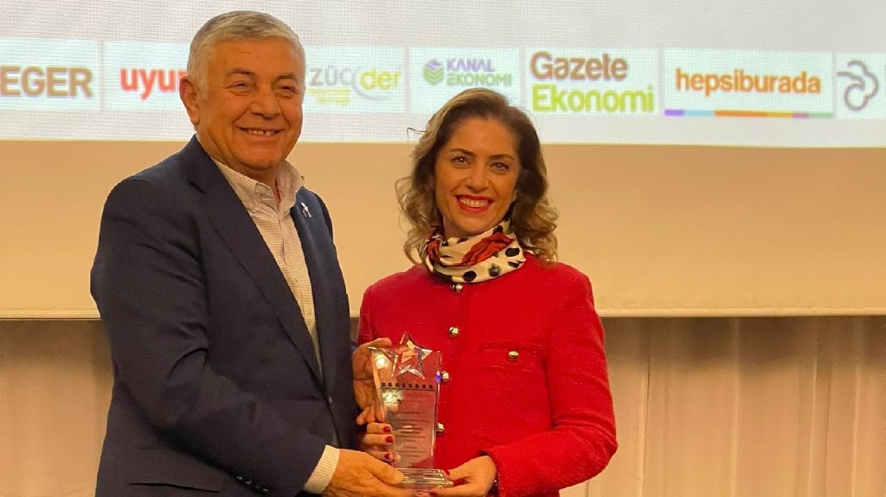 HEDİYE GÜRAL GÜR'E TURİZMDE BAŞARI ÖDÜLÜ