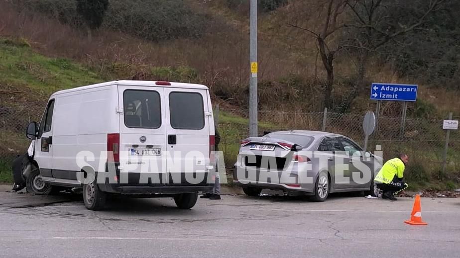 OTOMOBİL İLE PANELVAN ÇARPIŞTI: 4 YARALI