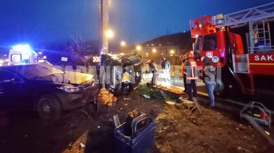 DEPREM İÇİN YOLA ÇIKAN ARAÇ SAPANCA'DA KAZA YAPTI: 2 YARALI