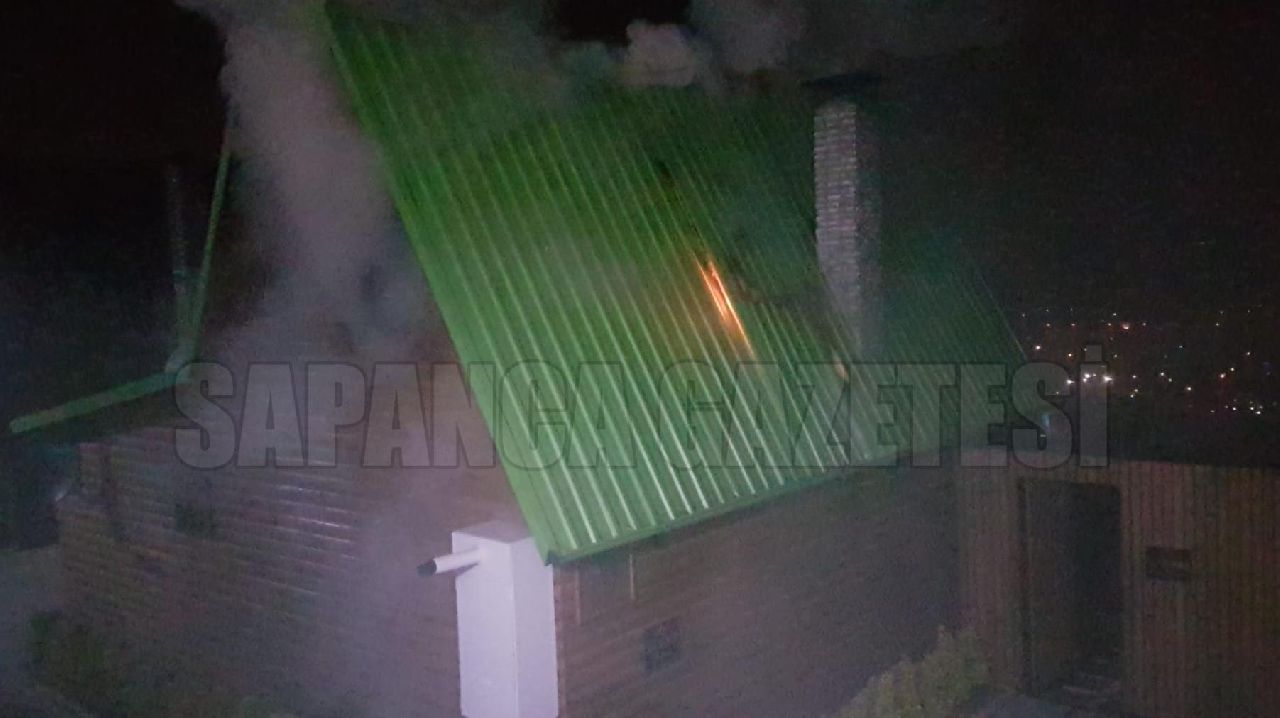 SAPANCA'DA BUNGALOVUN ÇATISI YANDI