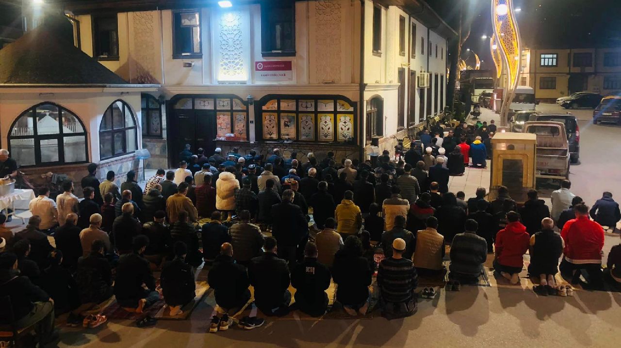 SAPANCA'DA KADİR GECESİ CAMİLER DOLDU TAŞTI