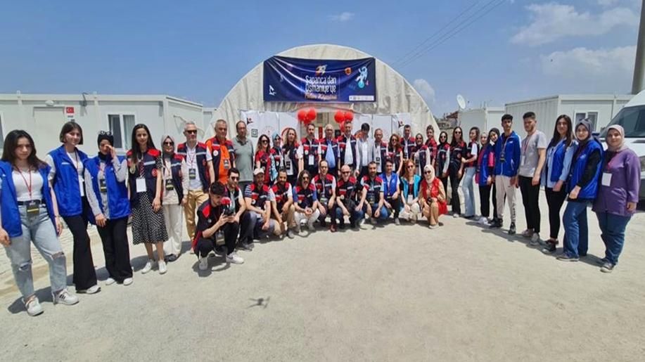 BAŞKAN ÖZEN VE MÜDÜR DEDE BİLİM ŞENLİĞİNİ ZİYARET ETTİ