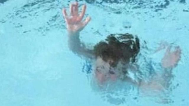 HAVUZA DÜŞEN ÇOCUK BOĞULMA TEHLİKESİ GEÇİRDİ