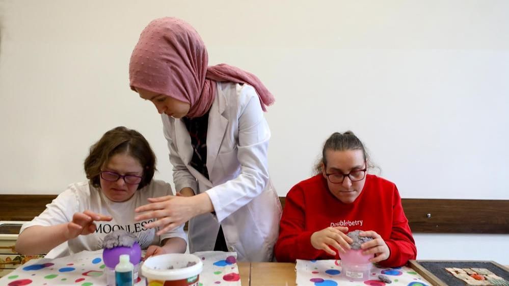 ENGEL TANIMAYAN ÖĞRENCİLER ATIKLARI, SANATA DÖNÜŞTÜRÜYOR