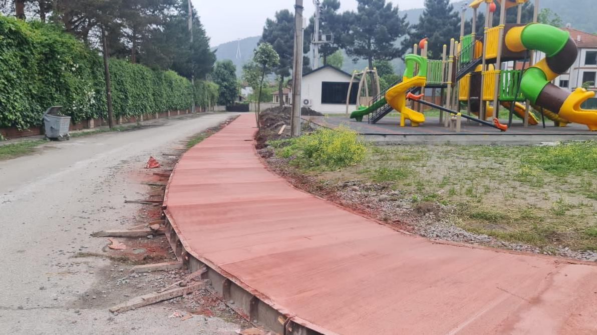 SAPANCA BELEDİYESİ TEPEBAŞI MAHALLESİ'NE KALDIRIM ÇALIŞMASI YAPIYOR