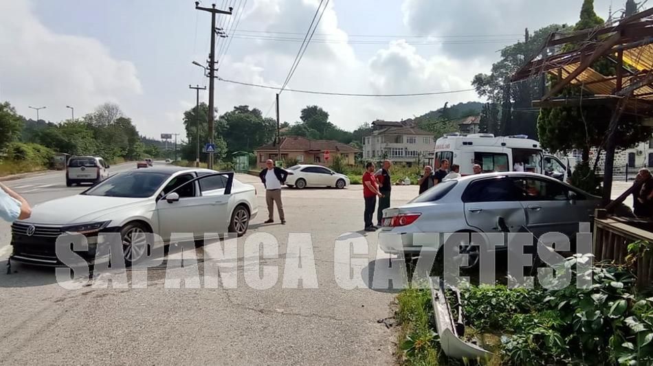 SAPANCA'DA OTOMOBİLLER ÇARPIŞTI: 3 YARALI