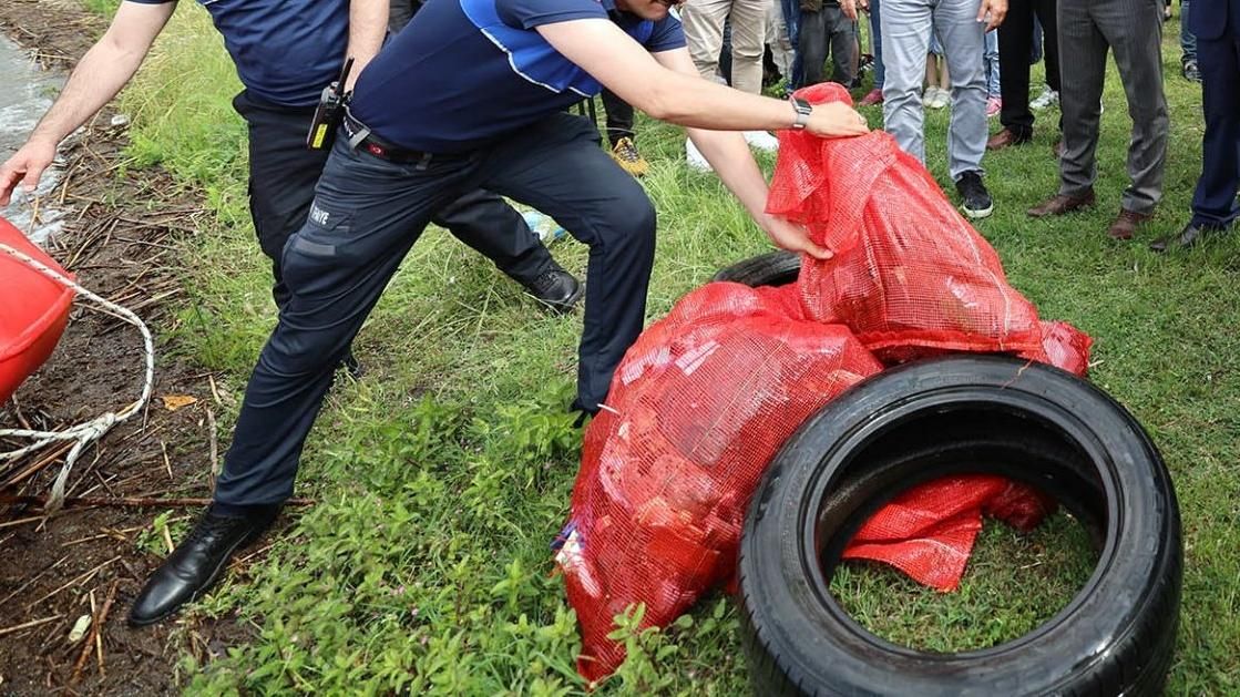SAPANCA GÖLÜ'NDEN ÇIKAN ATIKLAR GÖRENLERİ ŞAŞIRTTI