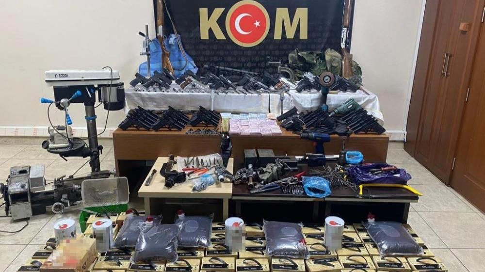 POLİSTEN SİLAH VE MÜHİMMAT KAÇAKÇILIĞI OPERASYONU: 17 GÖZALTI