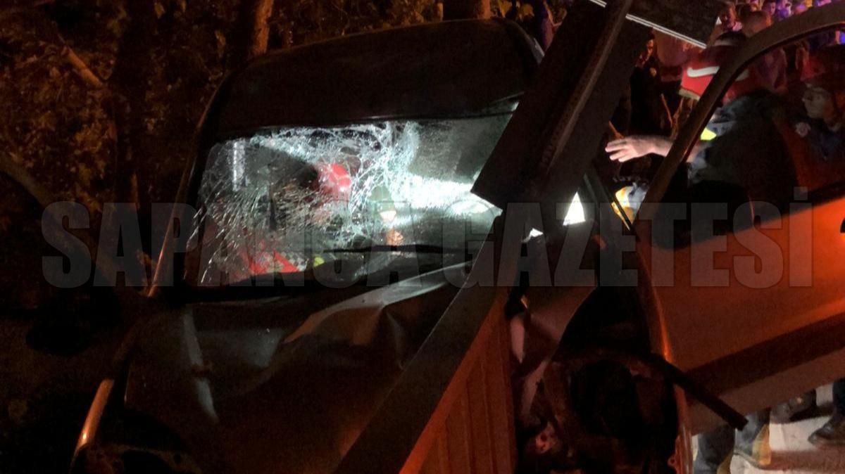 SAPANCA'DA OTOMOBİL KÖPRÜ BARİYERİNE ÇARPTI: 1'İ AĞIR 4 YARALI