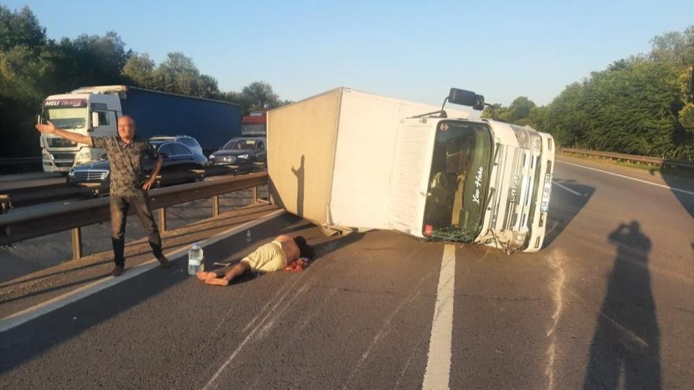 SAPANCA'DA OTOYOLU'NU KİLİTLEYEN KAZA