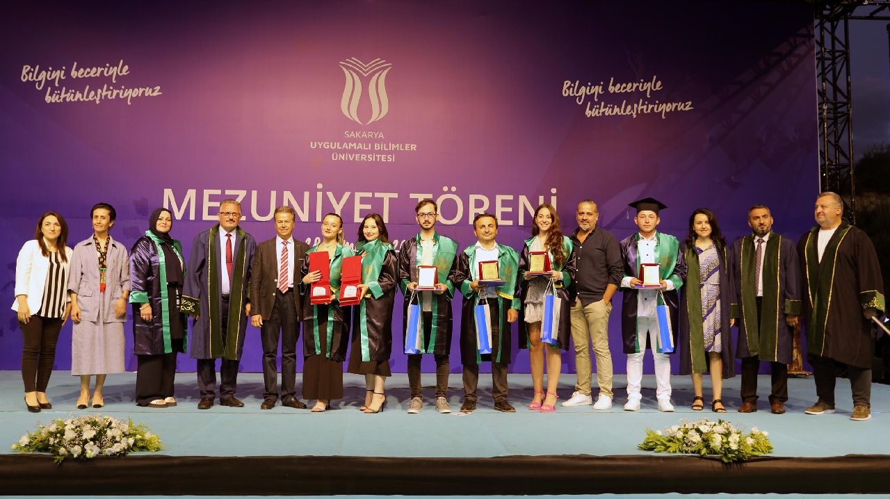 SAPANCA MESLEK YÜKSEKOKULU MEZUNİYETİ COŞKUYLA KUTLADI