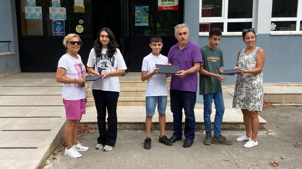 FİLİZ ÖZKAYNAK'TAN BAŞARILI ÖĞRENCİLERE ANLAMLI HEDİYE