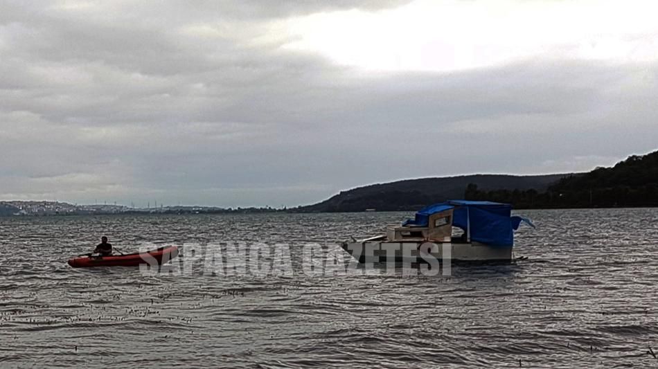 SAPANCA GÖLÜ'NDE RÜZGARDA SÜRÜKLENEN TEKNEDEKİ 3 KİŞİ KURTARILDI