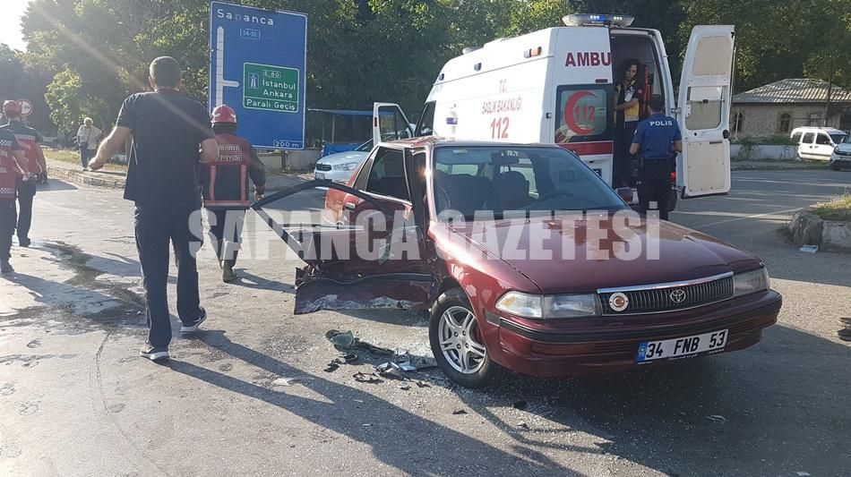 SAPANCA'DA TRAFİK KAZASI: 2 YARALI