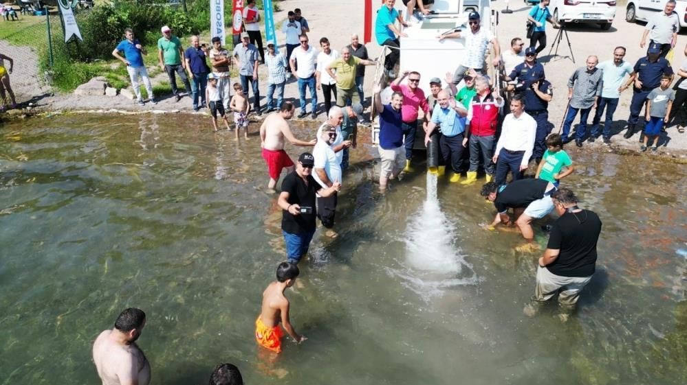 SAPANCA GÖLÜ'NE 100 BİN BALIK SALINDI