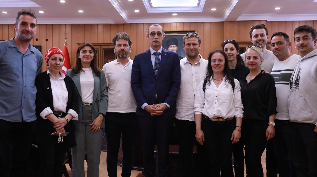 TİYATRO ARTE'DEN ERDAL BEŞİKÇİOĞLU'NA ZİYARET