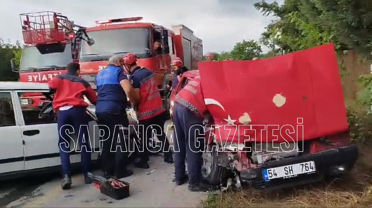 SAPANCA'DA İKİ OTOMOBİL KAFA KAFAYA ÇARPIŞTI